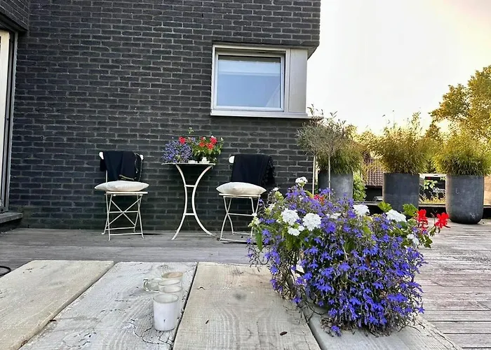 La Maison Noire Au Coin