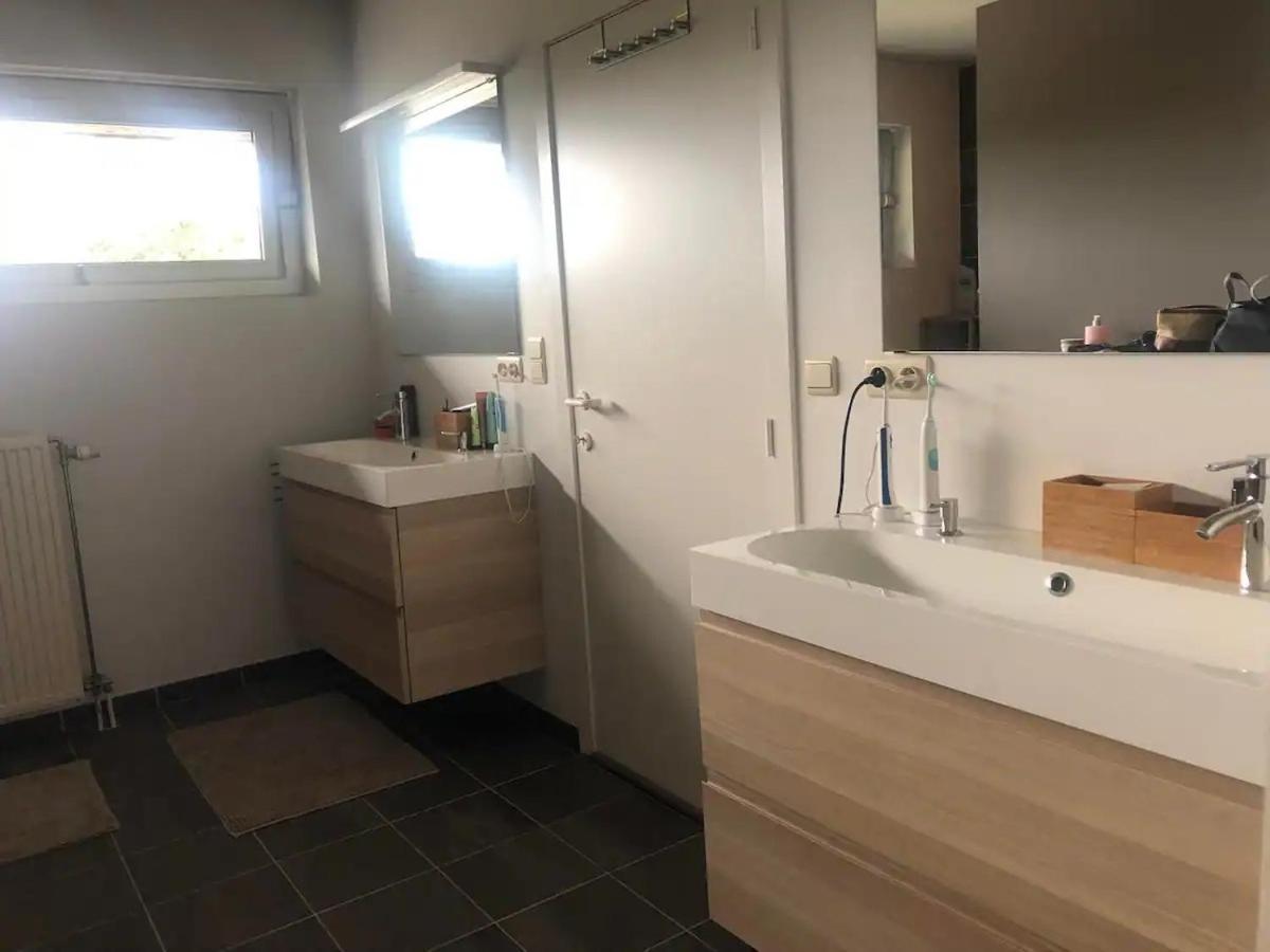 La Maison Noire Au Coin *